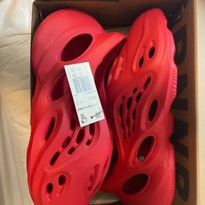 Yeezy Foam RNNR “Vermillion”